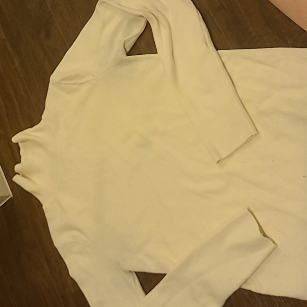 Cream Longsleeve Turtleneck Size M